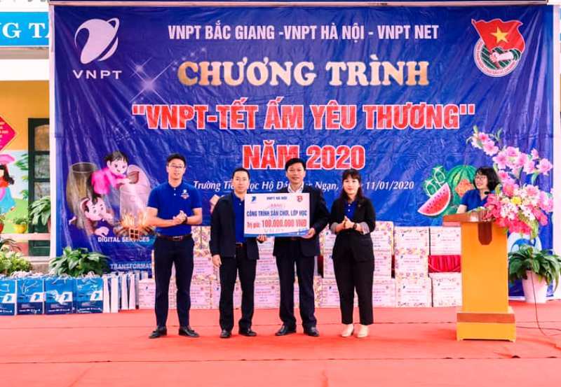 Đại diện Ban Tổ chức trao biển tượng trưng số tiền ủng hộ xây dựng trường