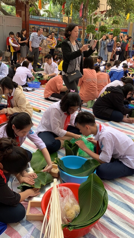 Học cách gói bánh chưng không hề đơn giản