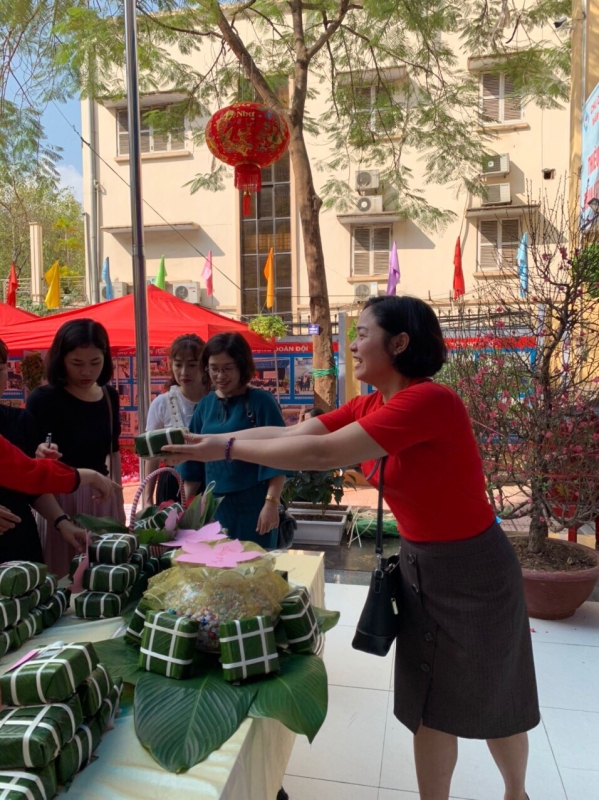 Cô giáo Đỗ Thị Hiếu khoe sản phẩm của các học trò mình