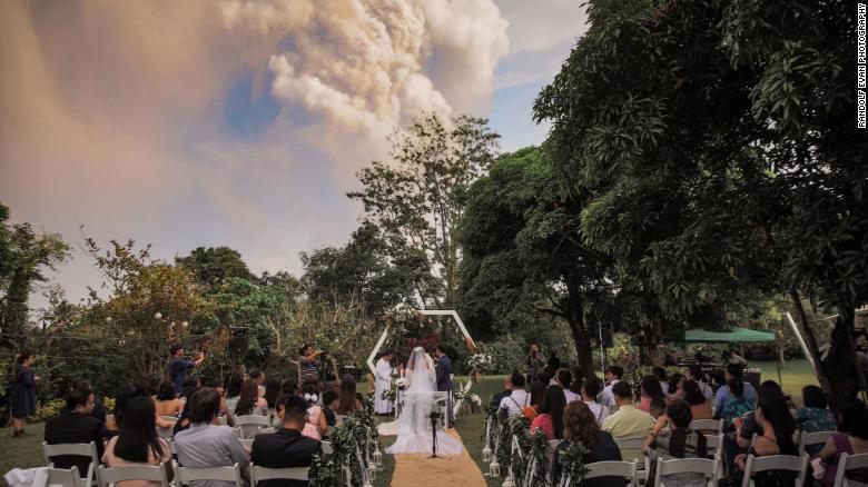 Cặp đôi Philippines làm đám cưới trong khi núi lửa phun trào
