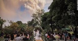 Cặp đôi Philippines làm đám cưới trong khi núi lửa phun trào