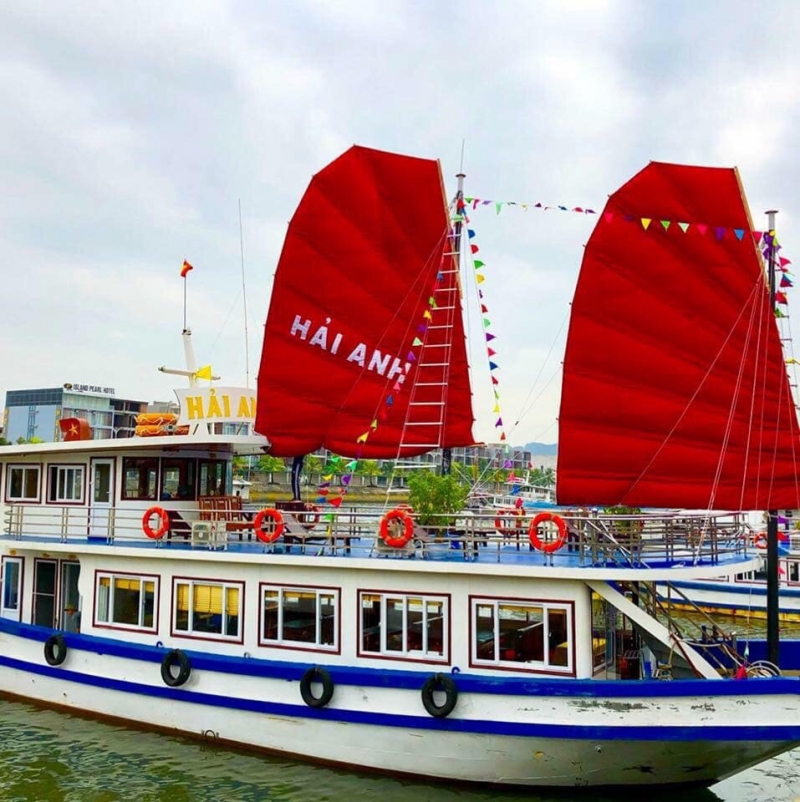 Đội tàu du lịch Hải Anh đưa du khách tham quan Vịnh Hạ Long, Đảo Cát Bà