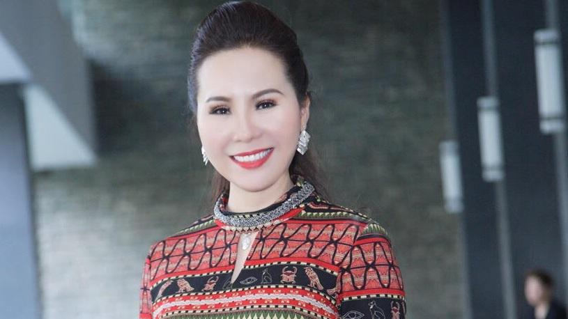Nữ hoàng doanh nhân Kim Chi gây ấn tượng với chiếc áo dài cách tân thổ cẩm