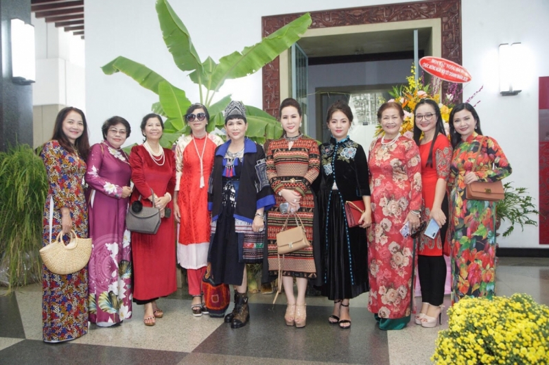 Nữ hoàng doanh nhân Kim Chi gây ấn tượng với chiếc áo dài cách tân thổ cẩm
