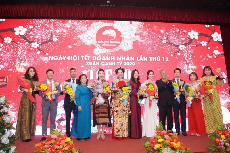 Nữ hoàng doanh nhân Kim Chi gây ấn tượng với chiếc áo dài cách tân thổ cẩm