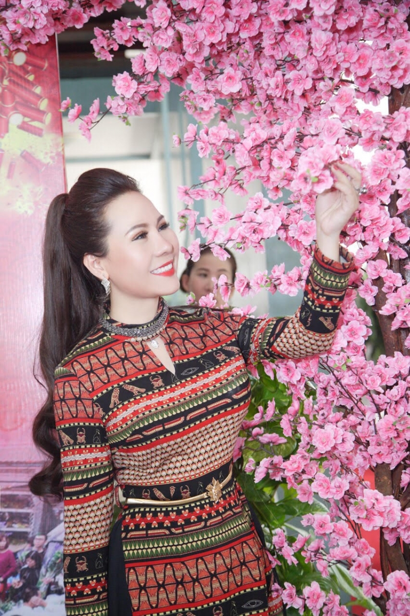 Nữ hoàng doanh nhân Kim Chi gây ấn tượng với chiếc áo dài cách tân thổ cẩm
