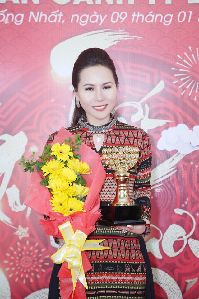 Nữ hoàng doanh nhân Kim Chi gây ấn tượng với chiếc áo dài cách tân thổ cẩm