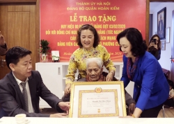 Phó Bí thư Thường trực Thành ủy trao Huy hiệu 80 năm tuổi Đảng cho đảng viên lão thành