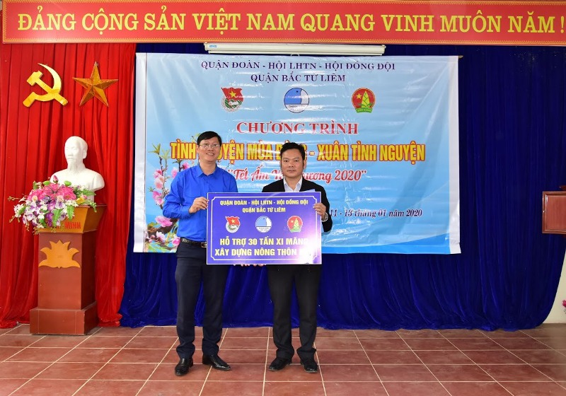 Lãnh đạo Quận đoàn Bắc Từ Liêm trao biển tượng trưng tặng 30 tấn xi măng hỗ trợ địa phương xây dựng nông thôn mới