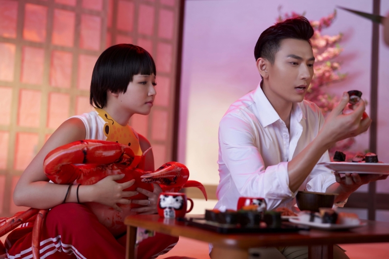 Isaac - Amee rủ nhau cosplay loạt “hot trend” năm qua trong MV đón Tết