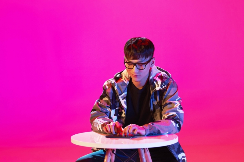 Isaac - Amee rủ nhau cosplay loạt “hot trend” năm qua trong MV đón Tết