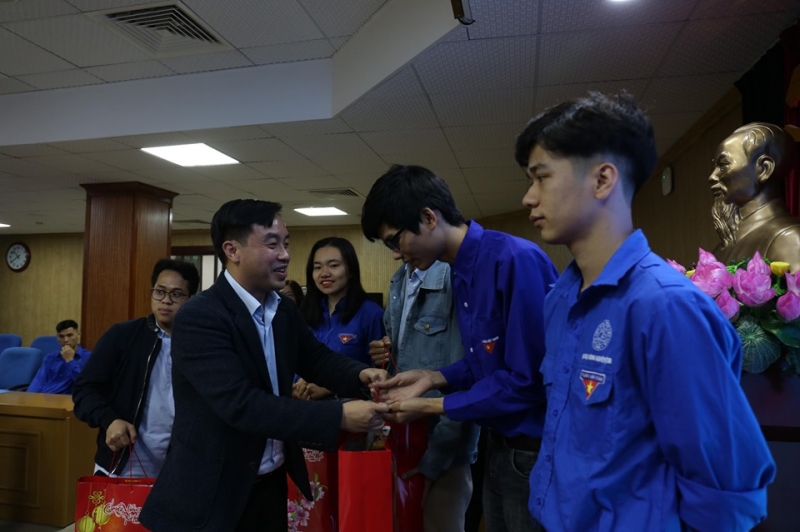 Đồng chí Nguyễn Thiên Tú, Phó Trưởng ban Thanh niên trường học Trung ương Đoàn, Giám đốc Trung tâm Hỗ trợ và Phát triển Sinh viên Việt Nam tặng quà tới cán bộ Đoàn - Hội là sinh viên