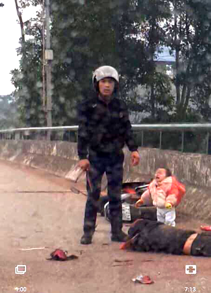 Nghi phạm cầm dao chém gục người phụ nữ chở con nhỏ đi trên đường (TP Sông Công, Thái Nguyên), được người dân ghi lại