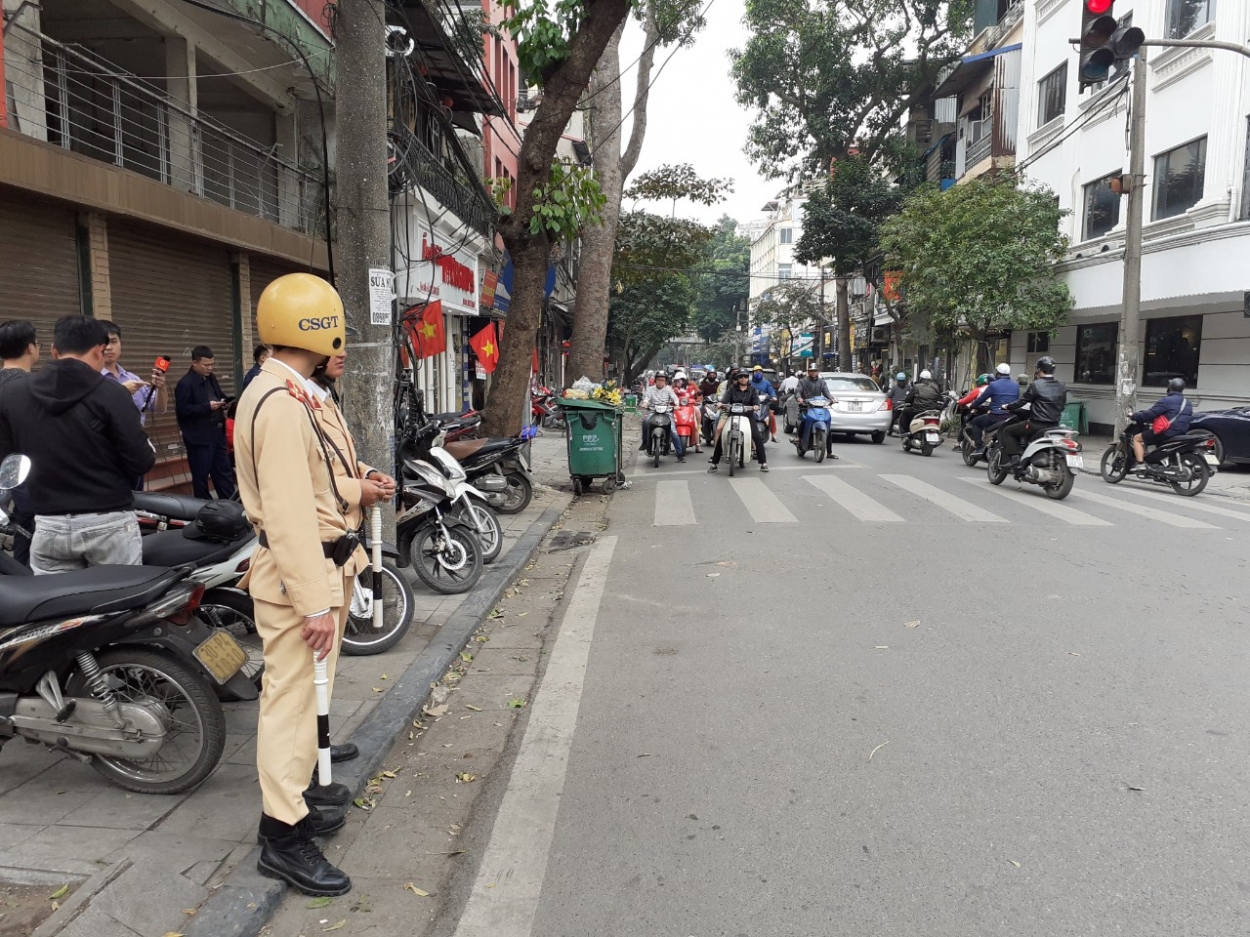 Cảnh sát giao thông Hà Nội làm nhiệm vụ trên các tuyến phố