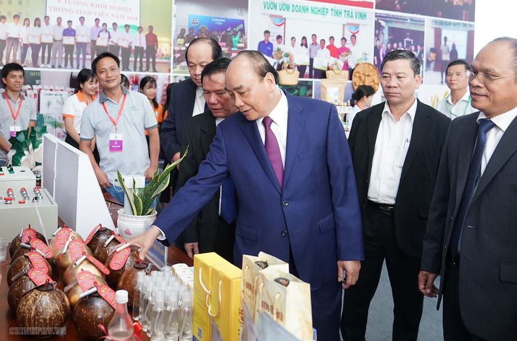 Thủ tướng thăm gian hàng triển lãm sản vật Trà Vinh trong khuôn khổ sự kiện