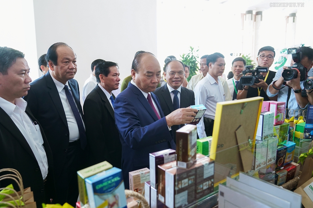 Thủ tướng thăm gian hàng triển lãm sản vật Trà Vinh trong khuôn khổ sự kiện