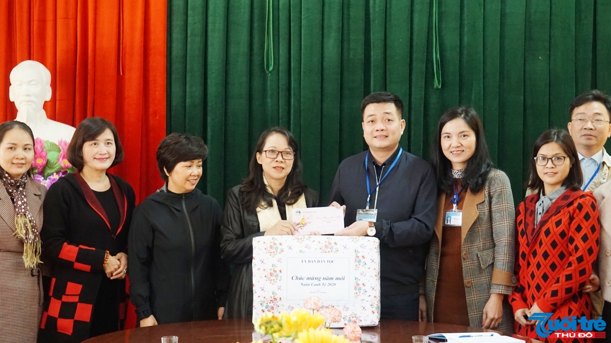 Ủy ban Dân tộc tặng quà tết cho học sinh dân tộc và người nghèo tại Yên Bái