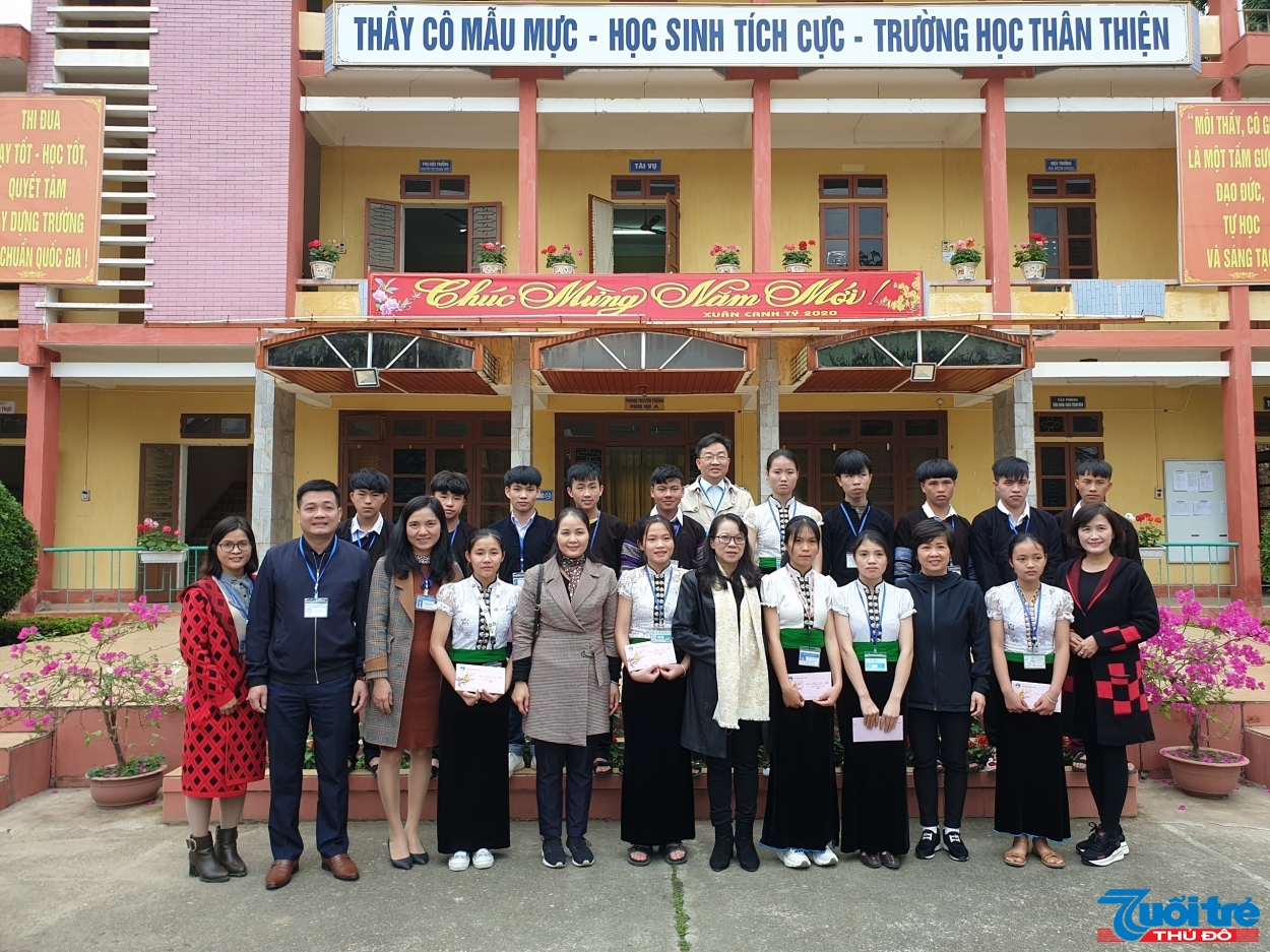 Thứ trưởng, Phó Chủ nhiệm Ủy ban Dân tộc Hoàng Thị Hạnh chúc Tết thầy cô và các em học sinh tại trường THPT DTNT Miền Tây, thị xã Nghĩa Lộ, Yên Bái.