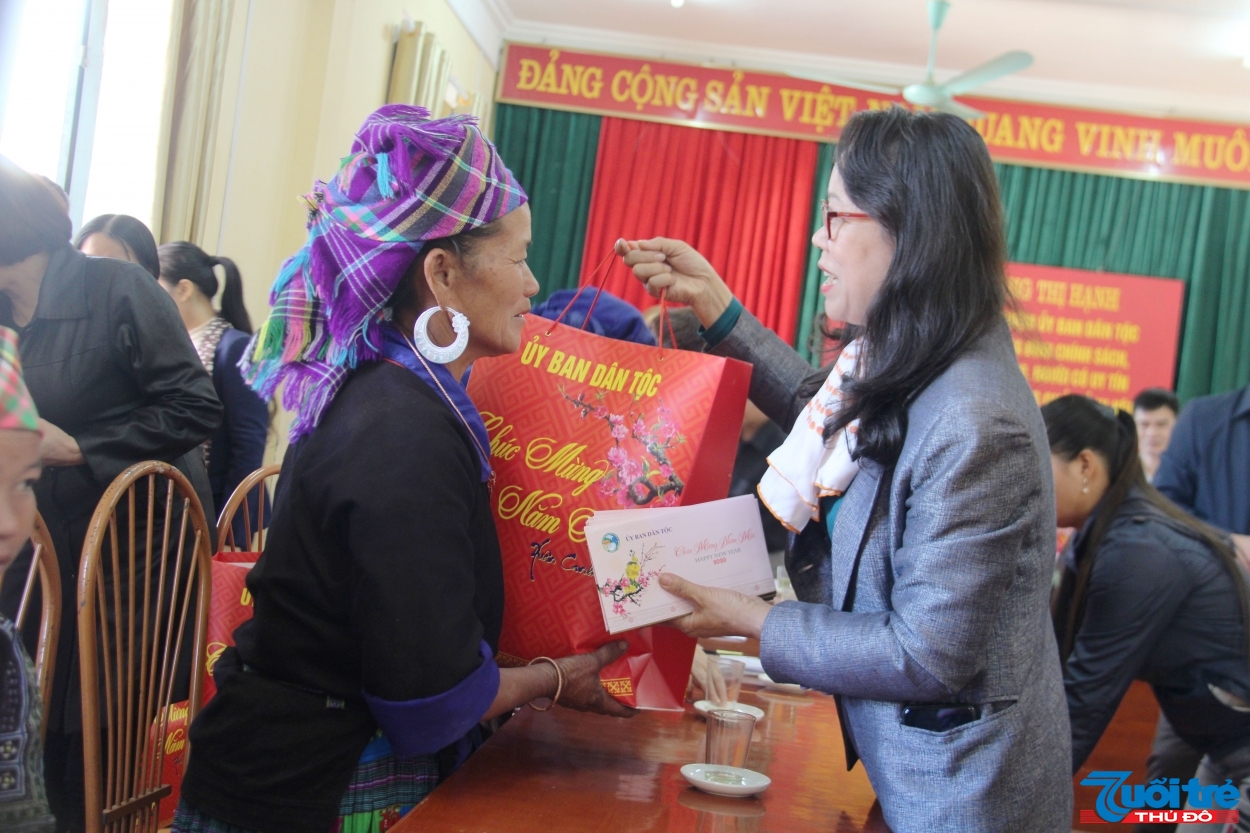 Thứ trưởng Hoàng Thị Hạnh trao quà cho bà con có hoàn cảnh khó khăn dân tộc thiểu số tại xã Kim Nọi, huyện Mù Cang Chải, Yên Bái.
