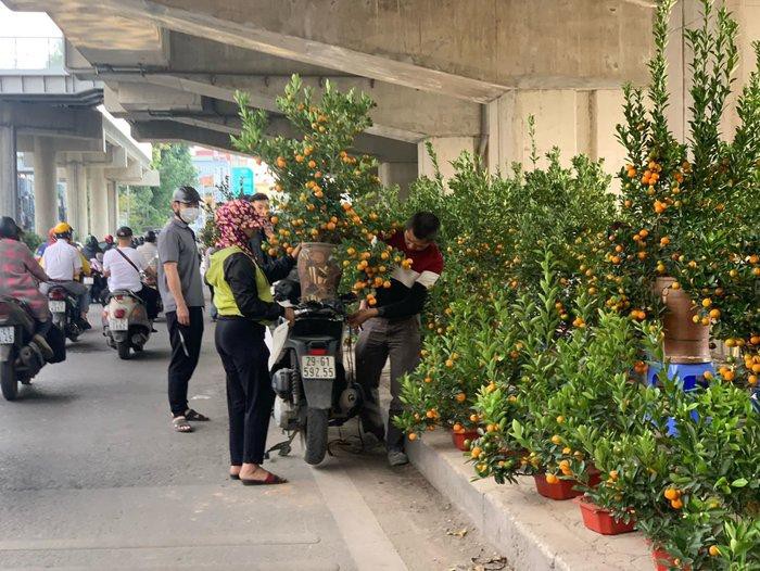 Cảnh mua bán diễn ra tấp nập dưới lòng đường ảnh hưởng đến người tham gia giao thông