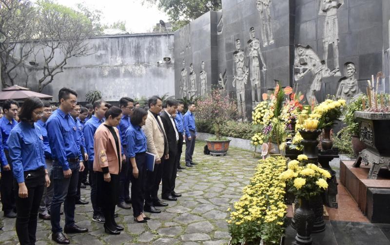 Đoàn đại biểu Khối Các cơ quan thành phố Hà Nội dâng hương tại Nhà tù Hỏa Lò