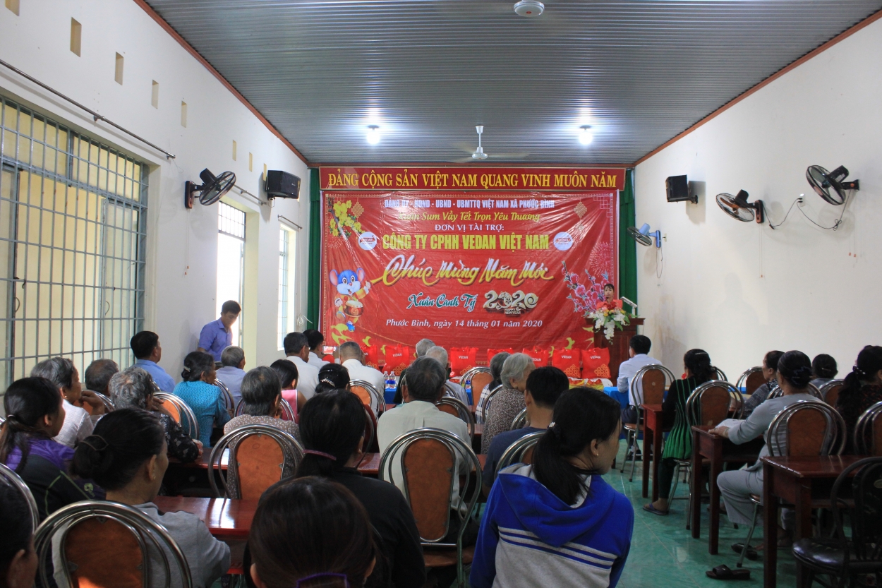Đông đảo người nghèo xã Phước Bình có mặt tại hội trường để đón nhận những món quà Tết gói trọn yêu thương