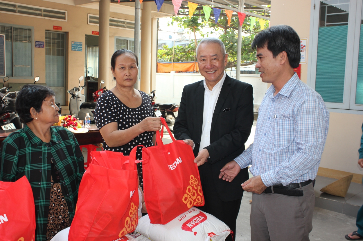 Ông Hsieh Jau Hwang - Trưởng sách lược Vedan Việt Nam trao quà Tết cho bà con xã Phước Thái, huyện Long Thành