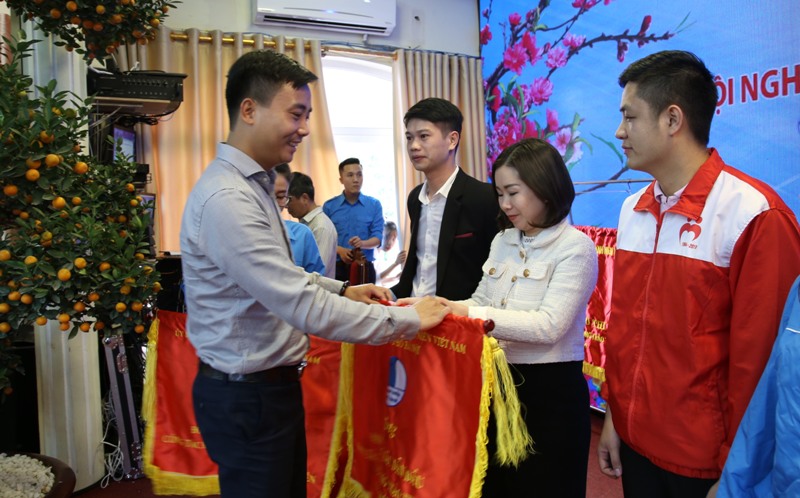 Đồng chí Nguyễn Đức Tiến, Phó Bí thư Thành đoàn, Chủ tịch Hội Liên hiệp Thanh niên Việt Nam thành phố Hà Nội trao Cờ thi đua tới các đơn vị