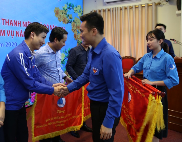 Đồng chí Lý Duy Xuân, Phó Bí thư Thành đoàn, Phó Chủ tịch Hội Liên hiệp Thanh niên Việt Nam thành phố Hà Nội tặng Cờ thi đua tới các đơn vị