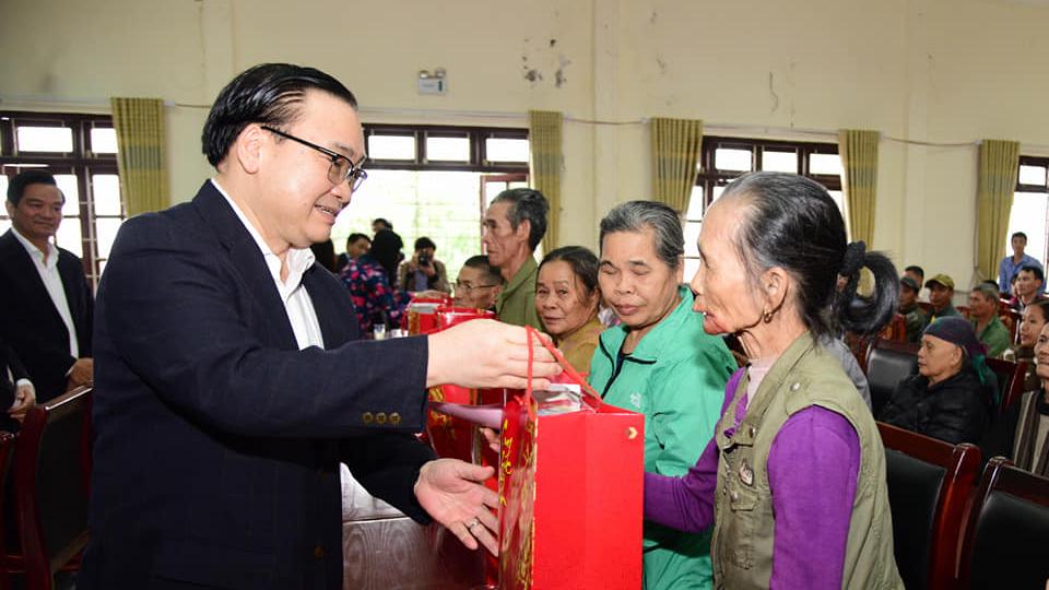Bí thư Thành ủy Hoàng Trung Hải tặng quà Tết các hộ nghèo đồng bào dân tộc thiểu số huyện Ba Vì
