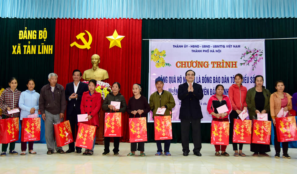 Bí thư Thành ủy Hà Nội Hoàng Trung Hải trao quà Tết cho các hộ nghèo là đồng bào dân tộc thiểu số huyện Ba Vì