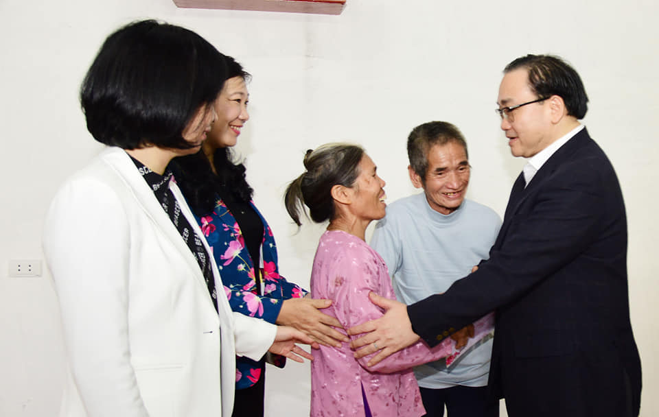 Bí thư Thành ủy Hoàng Trung Hải và các đồng chí lãnh đạo thành phố chúc mừng gia đình ông Nguyễn Văn Màu