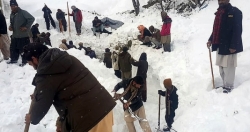 Bé gái 12 tuổi sống sót sau 18 giờ bị chôn vùi trong trận lở tuyết