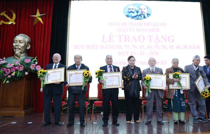Chủ tịch HĐND thành phố Nguyễn Thị Bích Ngọc trao Huy hiệu Đảng tại quận Hoàn Kiếm
