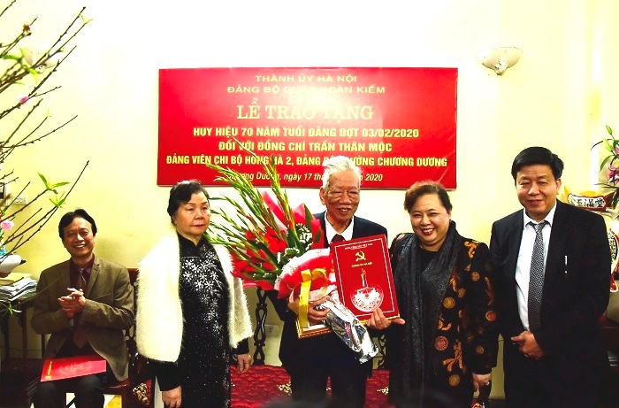 Chủ tịch HĐND TP Hà Nội Nguyễn Thị Bích Ngọc trao Huy hiệu 70 năm tuổi Đảng cho đảng viên Trần Thân Mộc