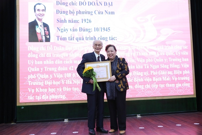 Chủ tịch HĐND TP Nguyễn Thị Bích Ngọc trao Huy hiệu 75 năm tuổi Đảng cho đảng viên Đỗ Doãn Đại