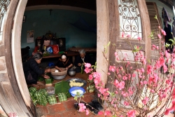 Phong tục gói bánh chưng ở làng cổ Đường Lâm