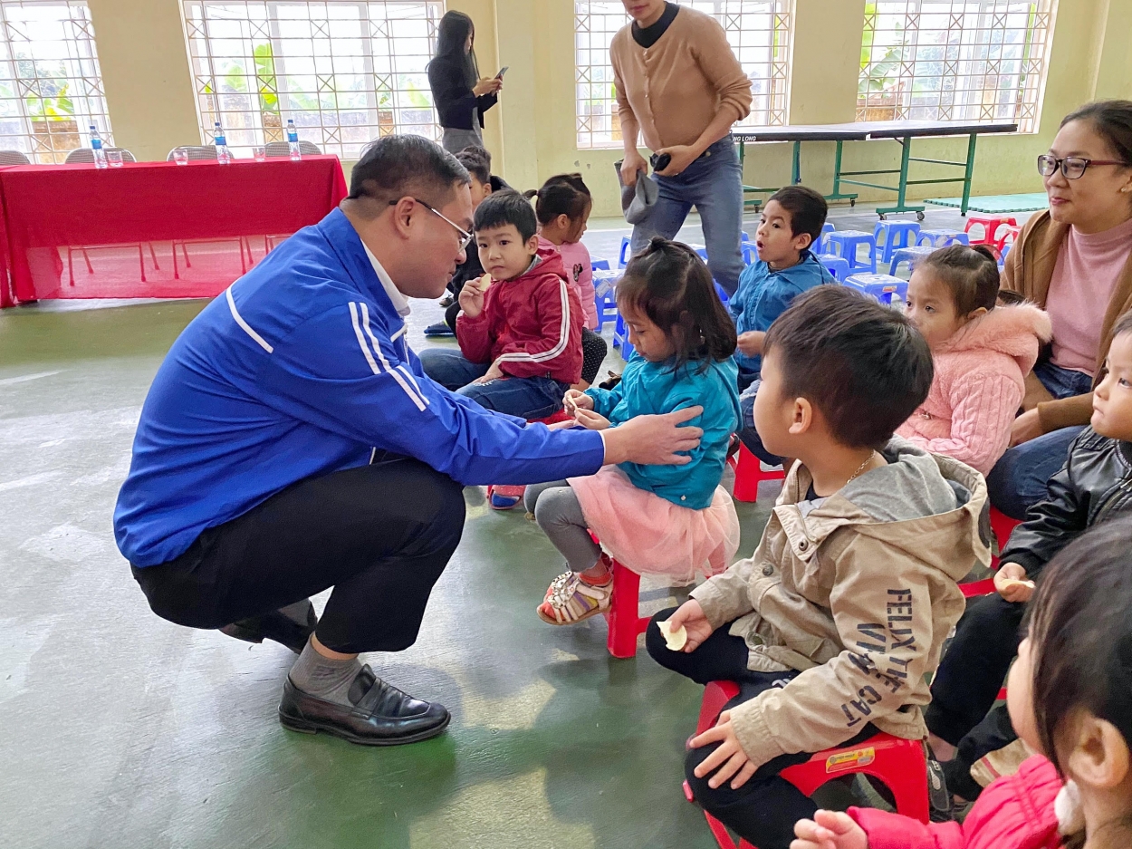 Đồng chí Nguyễn Ngọc Việt, Ủy viên Ban thường vụ Trung ương Đoàn, Thành uỷ viên, Bí thư Thành đoàn Hà Nội động viên các em thiếu nhi xã Đồng Tâm