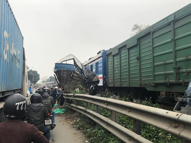 Hà Nội: Tàu hỏa đâm nát ô tô chở cá cố vượt qua đường ngang, nam tài xế trọng thương, mắc kẹt trong cabin