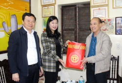 Chủ tịch Ủy ban MTTQ Việt Nam TP Hà Nội tặng quà Tết gia đình chính sách huyện Thanh Oai