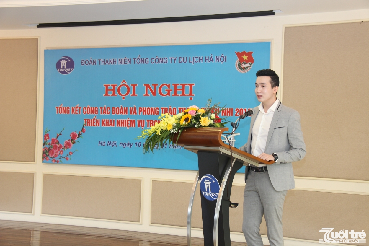 Đồng chí Đào Đức Việt, Bí thư Đoàn Thanh niên Tổng Công ty Du lịch Hà Nội (Hanoitourist) phát biểu tại hội nghị