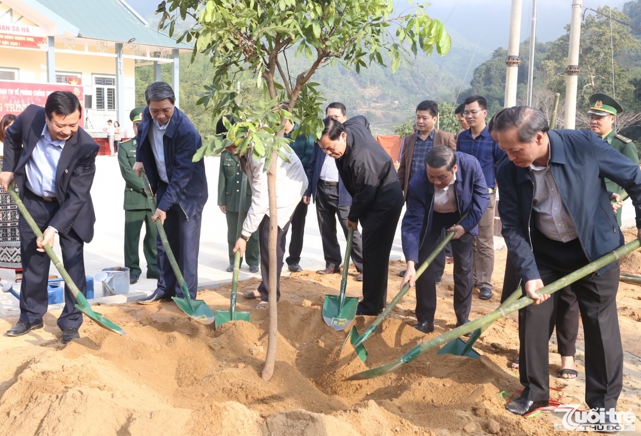 Bộ trưởng Bộ Nông nghiệp và Phát triển Nông thôn Nguyễn Xuân Cường trồng cây tặng bà con nhân dân bản Sa Ná