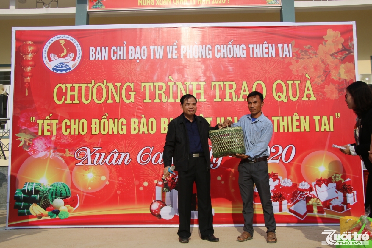 Đại diện bà con nhân dân bản Sa Ná tặng quà lưu niệm tới Bộ trưởng Bộ Nông nghiệp và Phát triển Nông thôn Nguyễn Xuân Cường