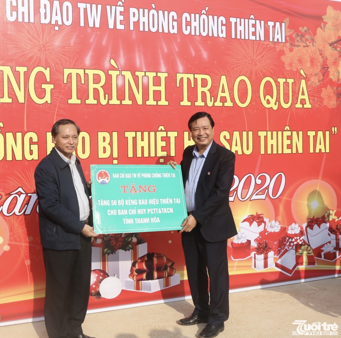 Đồng chí Trần Quang Hoài tặng Ban Chỉ huy Phòng chống thiên tai và Tìm kiếm cứu nạn tỉnh Thanh Hóa 50 chiếc kẻng để thông báo, cảnh báo tại các địa bàn dân cư