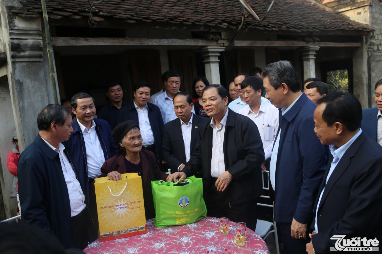 Bộ trưởng Nguyễn Xuân Cường đến thăm hộ gia đình cụ Đỗ Thị Mơ (84 tuổi, trú tại thôn Lương Thiện, xã Lương Sơn, huyện Thường Xuân, Thanh Hóa)