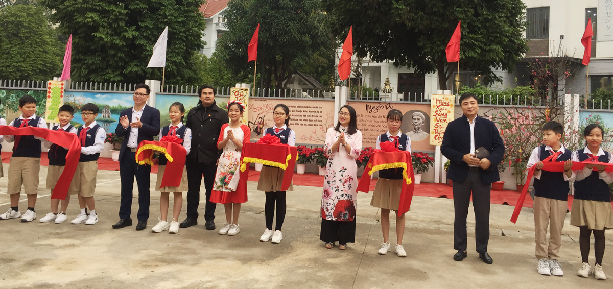 Thầy và trò cùng đại diện các đơn vị tài trợ cắt băng khánh thành con đường hoa Nguyễn Du