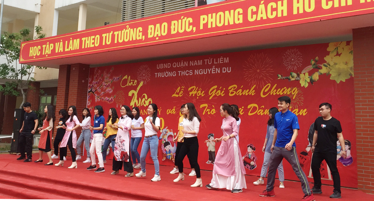 Các thầy cô trẻ trung, sôi động trong tiết mục nhảy chào Xuân