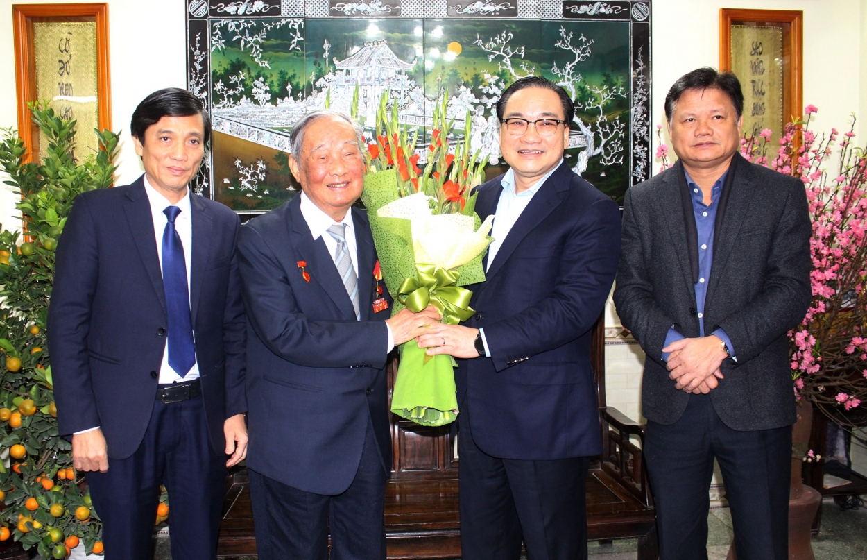 Bí thư Thành ủy Hà Nội Hoàng Trung Hải thăm, chúc Tết đồng chí Vũ Oanh, nguyên Ủy viên Bộ Chính trị, nguyên Trưởng ban Dân vận Trung ương, nguyên Bí thư Tỉnh ủy Hà Đông.