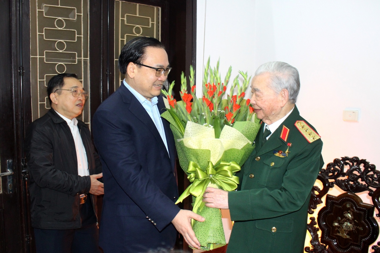 Bí thư Thành ủy Hà Nội Hoàng Trung Hải thăm, chúc Tết Đại tướng Nguyễn Quyết, nguyên Phó Chủ tịch Hội đồng Nhà nước, nguyên Bí thư Thành ủy Hà Nội