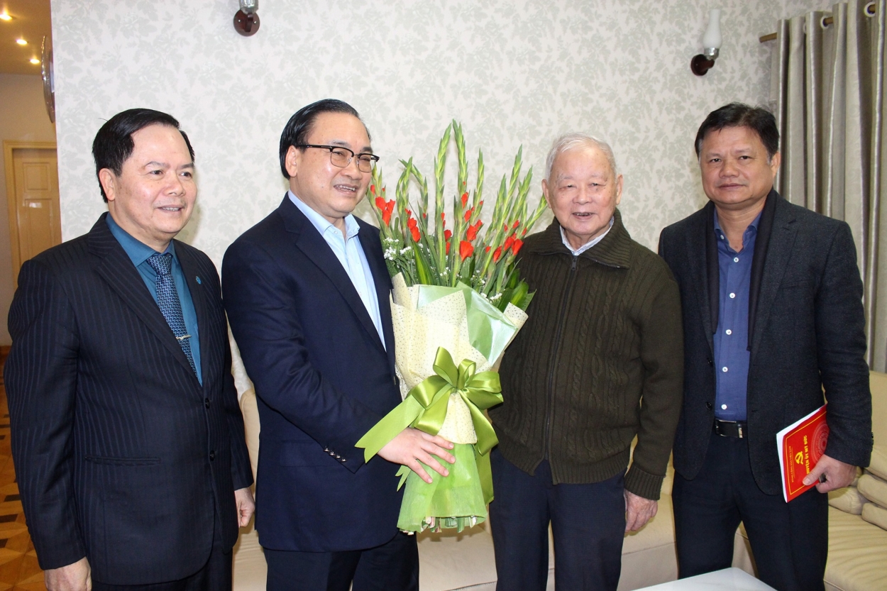 Bí thư Thành ủy Hà Nội Hoàng Trung Hải thăm, chúc Tết đồng chí Lê Xuân Tùng, nguyên Ủy viên Bộ Chính trị, nguyên Bí thư Thành ủy Hà Nội.